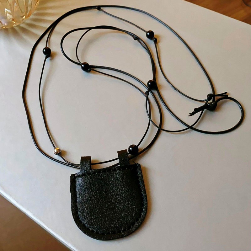 Minimalista para usar accesorios de moda de estilo cóncavo cuello halter mini bolso pequeño diseño exquisito mini bolso de media luna collar mujer