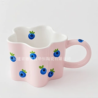 工厂定制韩式ins风花朵造型马克杯咖啡杯陶瓷蓝莓早餐杯节日礼品