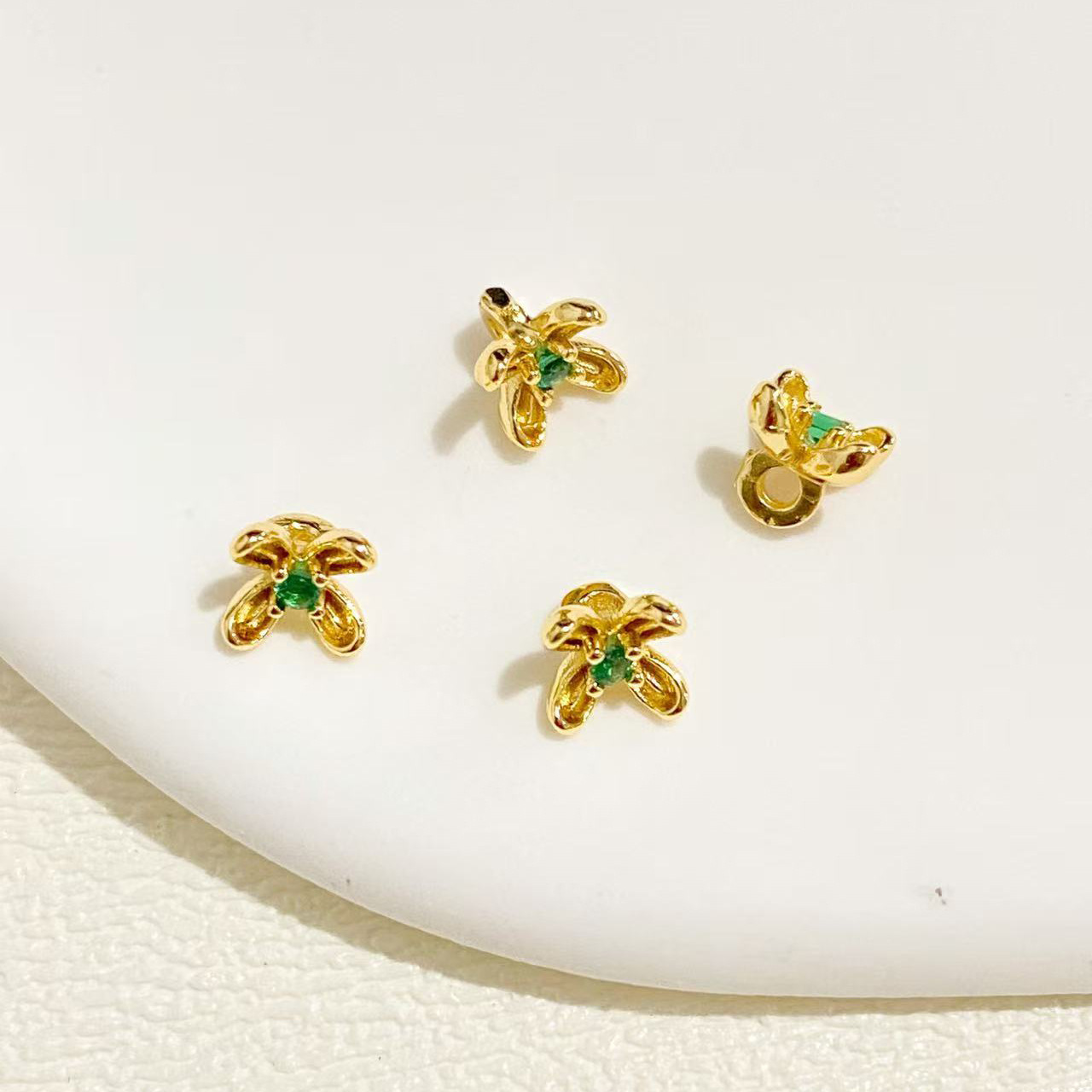 高保色diy部品に桂花のボタンを入れて、ビーズの小さいボタンの部品のビーズの散珠の手作りの材料を飾ります。