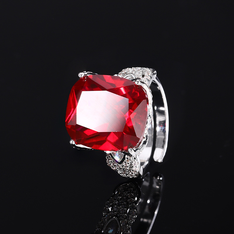 2024 Zhuang Shengsheng Joyas Fondo de cobre chapado en oro Moda retro Simulación Corindón Fat Fang Ring Mujer al por mayor 14*16