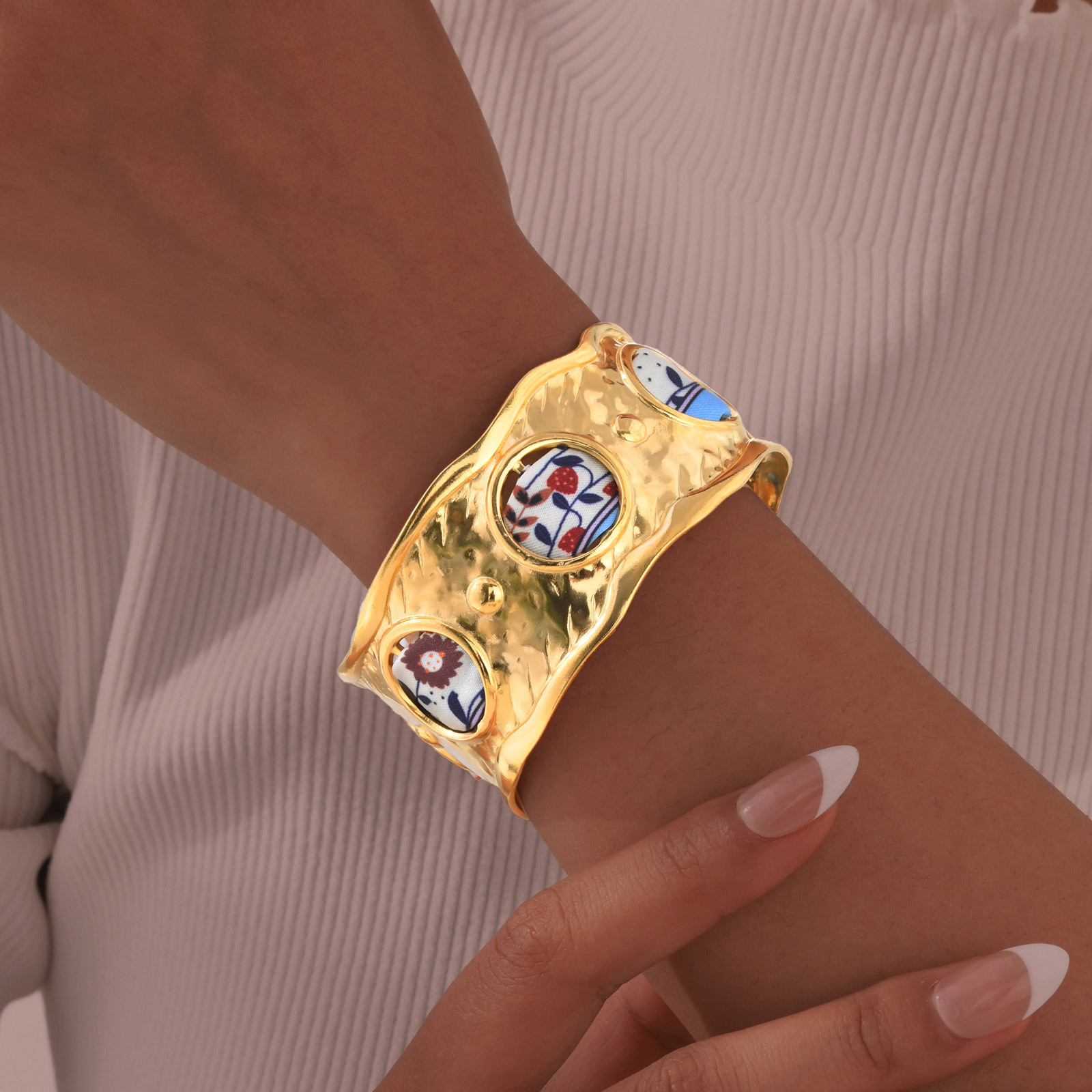 45g Weight Electroplating Gold Plating Process Golden Plated Plating Material Stone-Free Inlay Material Bangle Classification 1 Piece Quantity Daily Occasion 201 Stainless Steel Material Solid Color, Flower Pattern Women's Gender Vintage Style, IG Style Style Plating Craft IG Style Vintage Style Solid Color Flower 201 Stainless Steel Bangle In Bulk 8