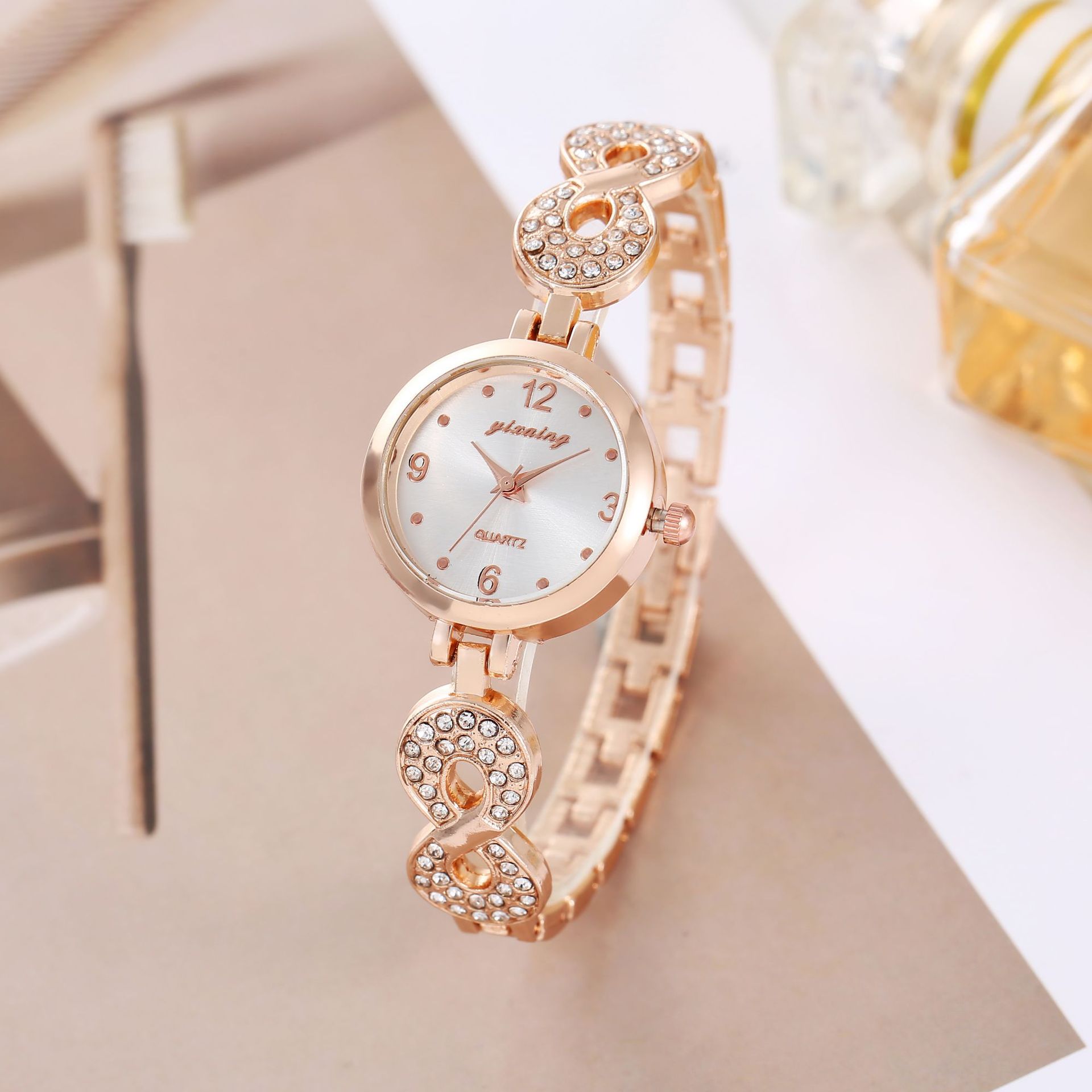 El Comercio exterior nueva moda pequeño dial diamante reloj de mujer de lujo completo diamante temperamento Digital 8 pulsera reloj decorativo