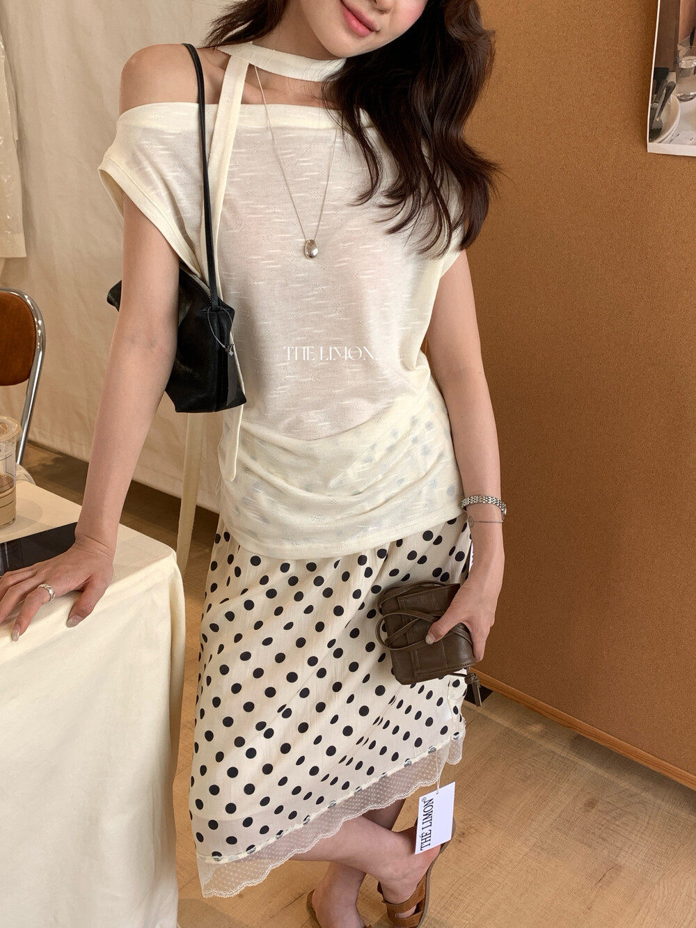 Áo thun nữ thiết kế cổ yếm dây rút eo, tay ngắn, phối dây buộc vai, form ôm nhẹ — màu đen, trắng ngà, Bột cam, màu xám chi tiết 7