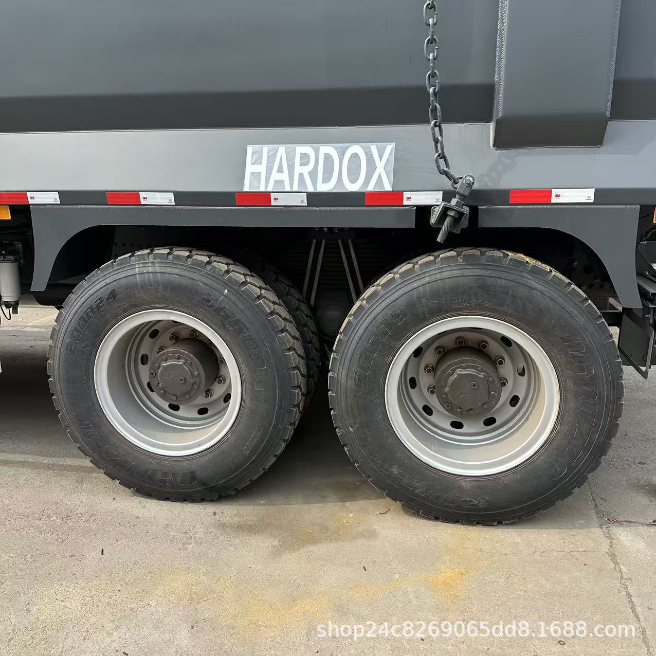 In-Stock Howo Dump Trucks, Engineering Transport Trucks, Heavy-Duty African Self-Loading Trucks for Export