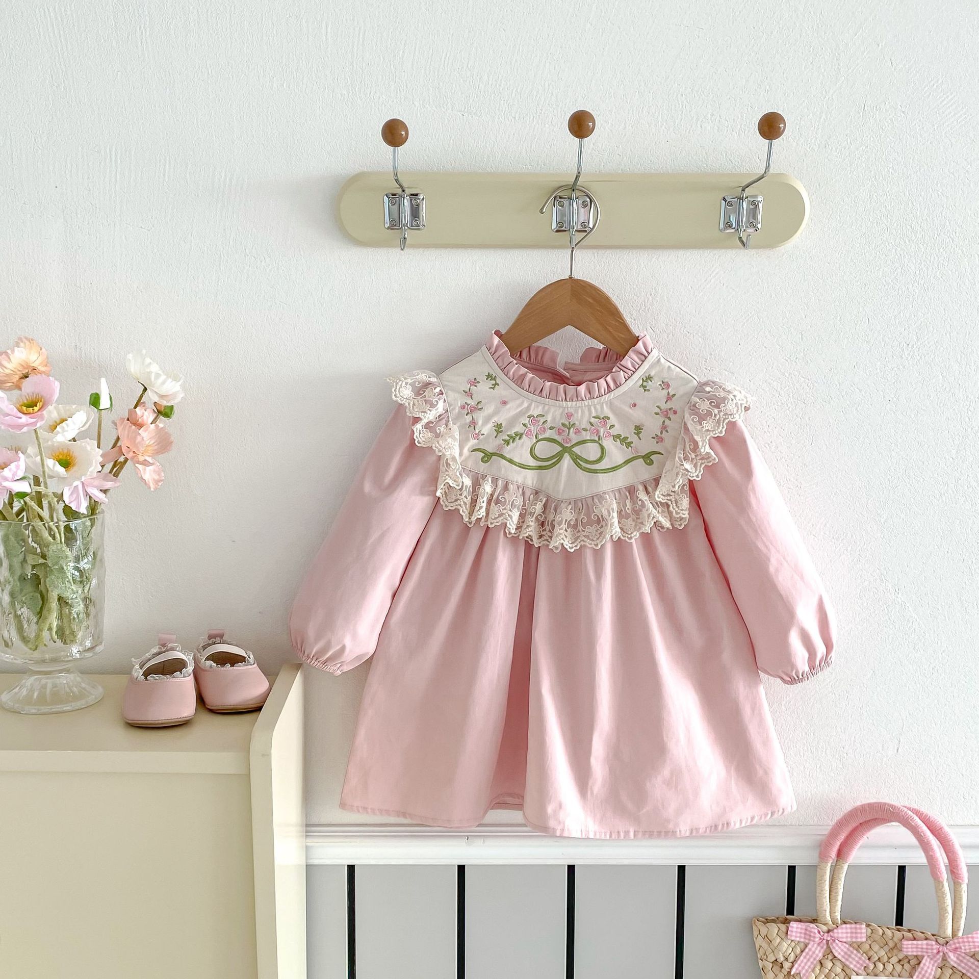 Girls dress Spring 2025 New Small and Medium-sized Children's Lace Collar Flower Embroidered Sweet Treasure Princess Skirt