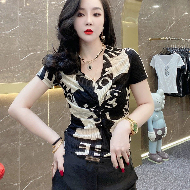 Буквенный V-образный вырез с короткими рукавами блузка женский 2024 летний новый дизайн складки тонкий и эластичная сетка футболка