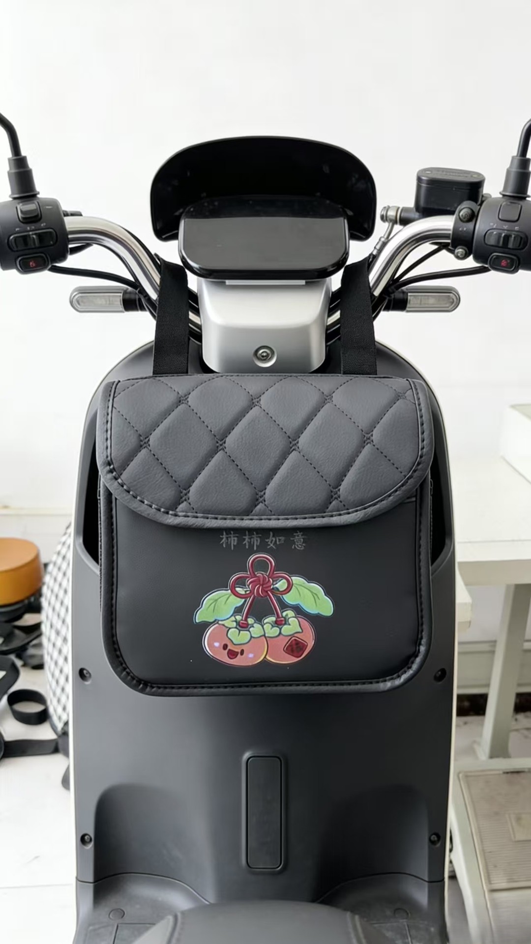 Bolsa de almacenamiento colgante delantera del vehículo de batería para almacenar artefactos de la bicicleta eléctrica nueva bolsa de almacenamiento impermeable a prueba de agua, protección solar y resistencia al desgaste