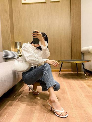 Black flip-flops for women, high heels, stiletto heels, flip-flops for outer wear, fashionable and versatile slippers, square toe sandals for summer