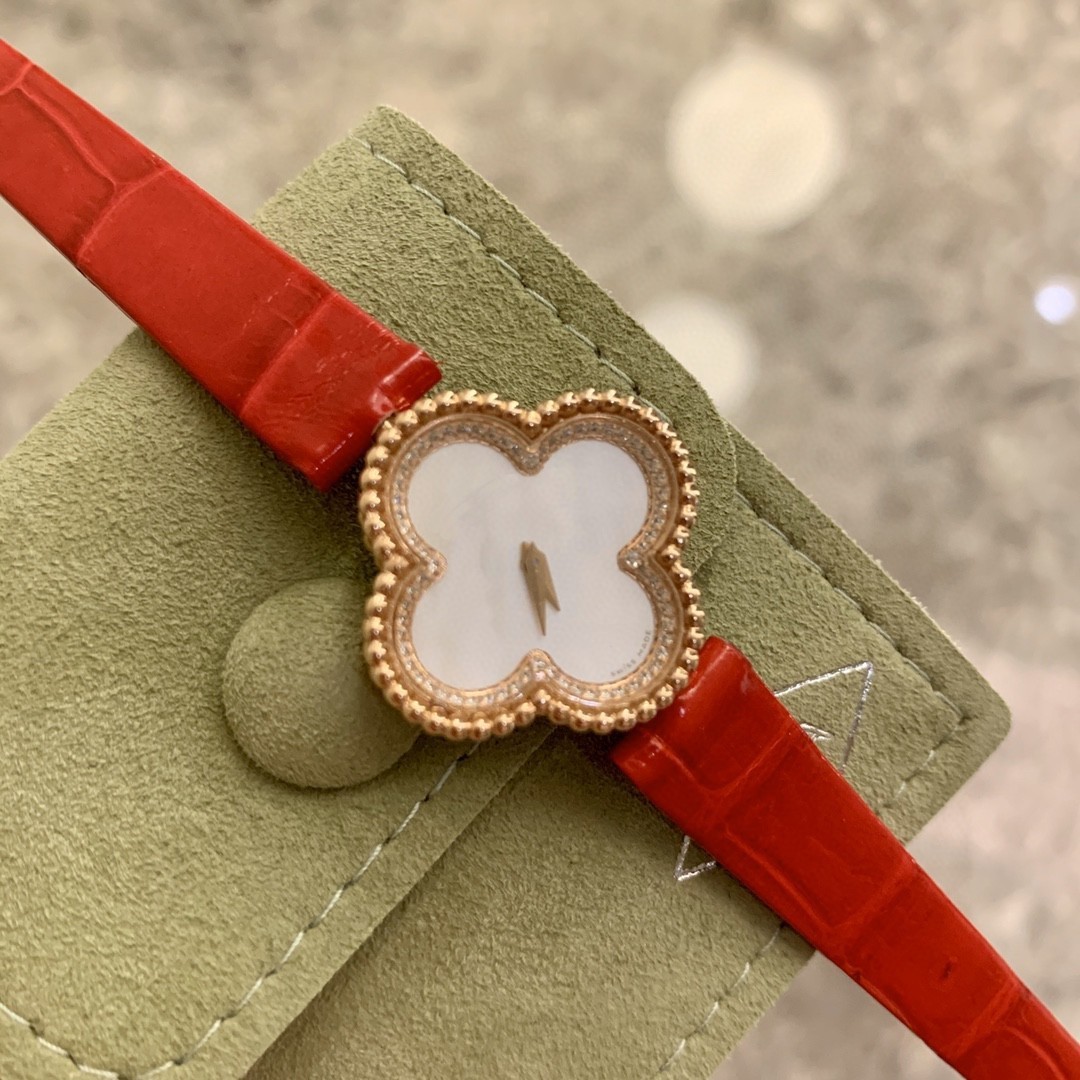 高颜值轻奢幸运四叶草手表镶钻鳄鱼皮女表贝壳小巧百搭四叶草女表