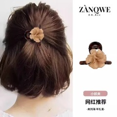 ツバキの花の小さいつかみは女性の後頭部の半分の髪のクリップの頭を刺してショートヘアの過渡期の神器の前髪のクリップを飾ります。