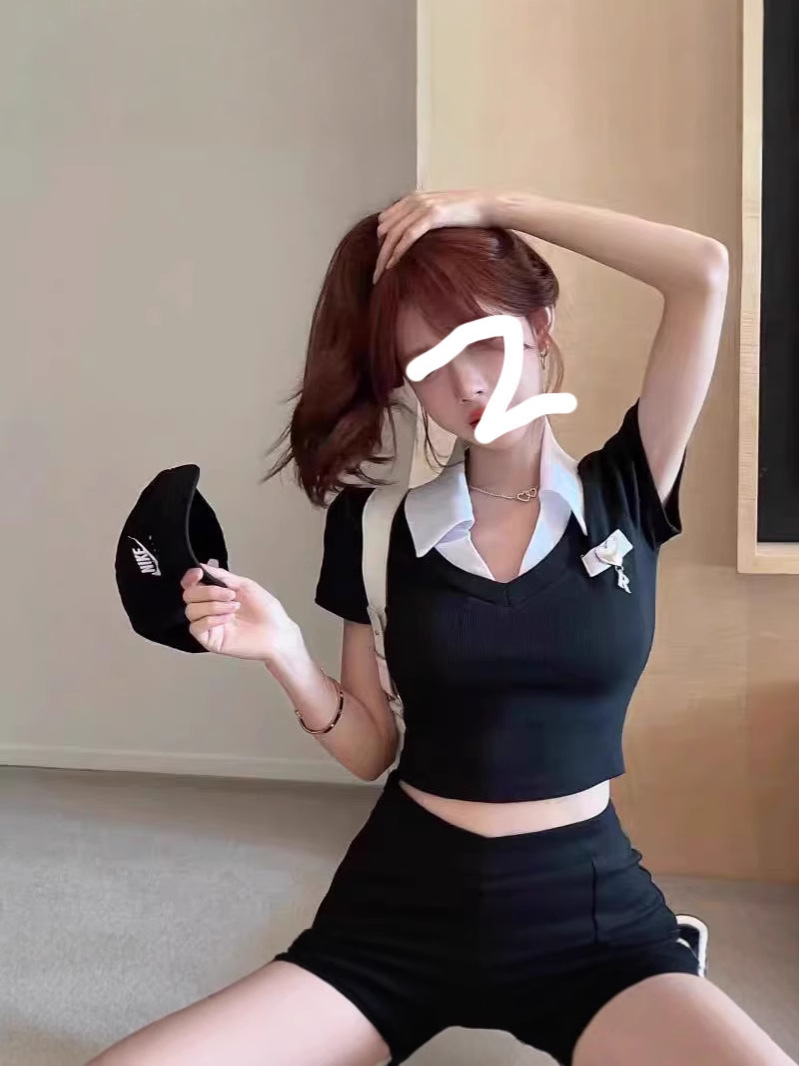 콘트라스트 랩 칼라 숄더 반팔 티셔츠 여성 여름 2024 새로운 달콤하고 매운 배꼽 슬림 핏 웨이스트 슬림 핏 쇼트 탑