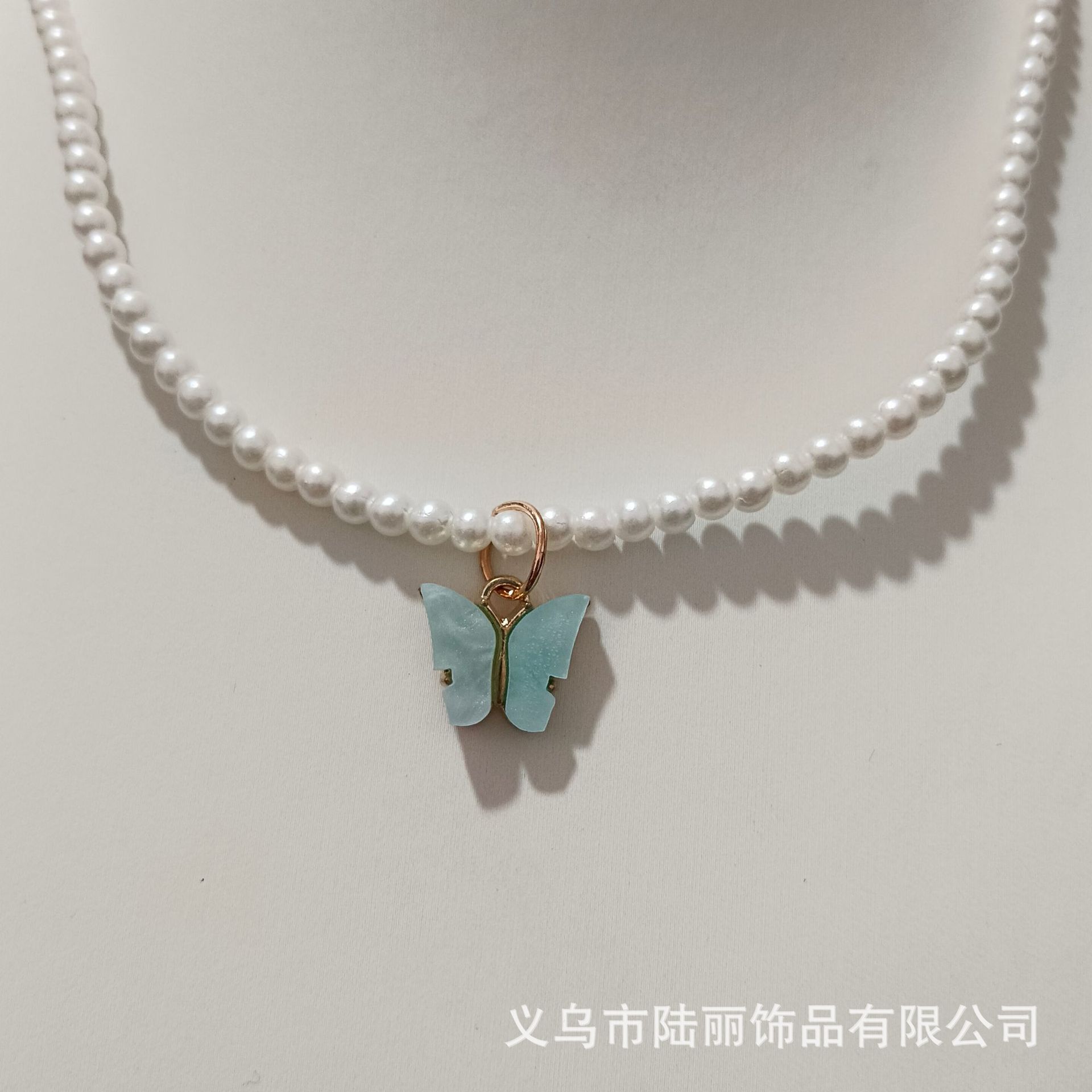 Joyería de comercio exterior transfronterizo ABS imitación perla con cuentas multicolor mariposa colgante corto collar de cadena de clavícula de las mujeres al por mayor