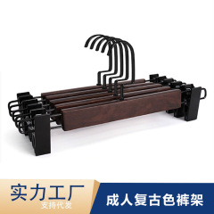 ズボンを挟んでズボンを支えます。