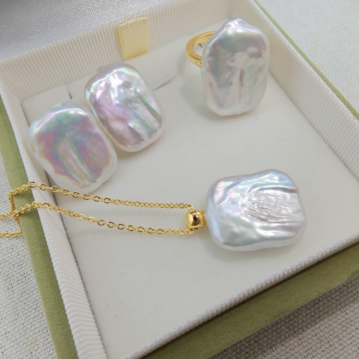 18K Gold-Plated French Vintage Style Freshwater Pearl Necklace and Genuine Pearl Earrings with an Elegant and Graceful Design, Featuring a Pull-Out Clasp for the Collarbone