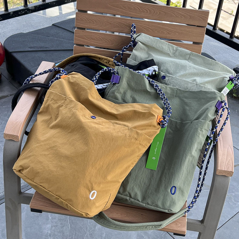 Niche Designer Outdoor Functional Normcore Wrinkled Lightweight Sports Water-Repellent Crossbody Shoulder Bag for Male and Female Couples