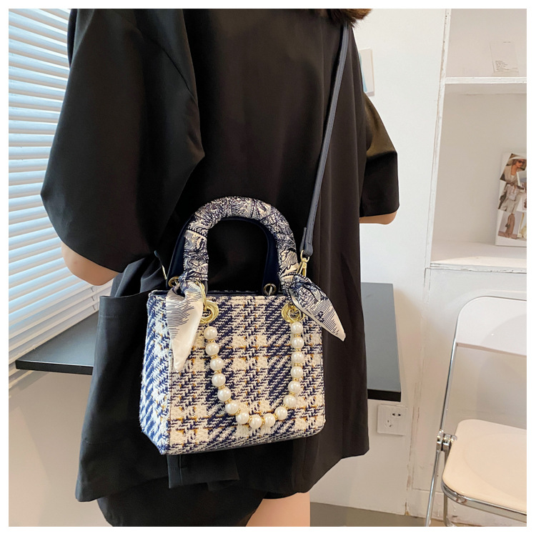 Fashion Plaid Pattern Pearl Chain Cross-body Handbag display picture 4