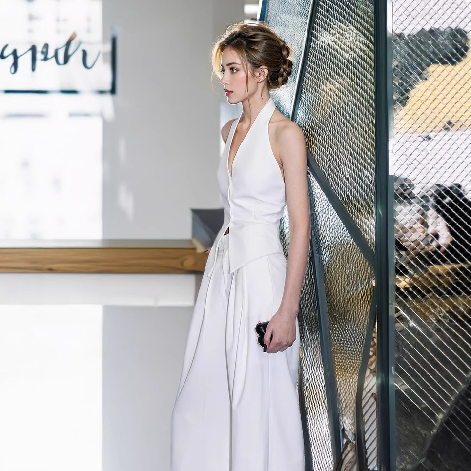 Light Mature Style Old Money Style Sleeveless V-Neck Halter Neck Blazer Vest for Women, Fashionable and Chic Summer Design Backless Top