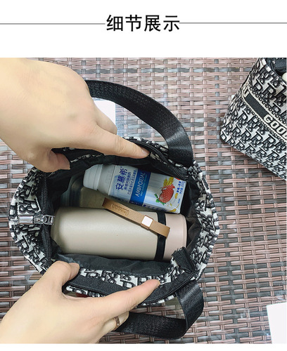 New is Korean style portable cosmetic bag, toiletry bag, cosmetic bag, women's bag, mommy bag, work lunch box bag, small tote bag