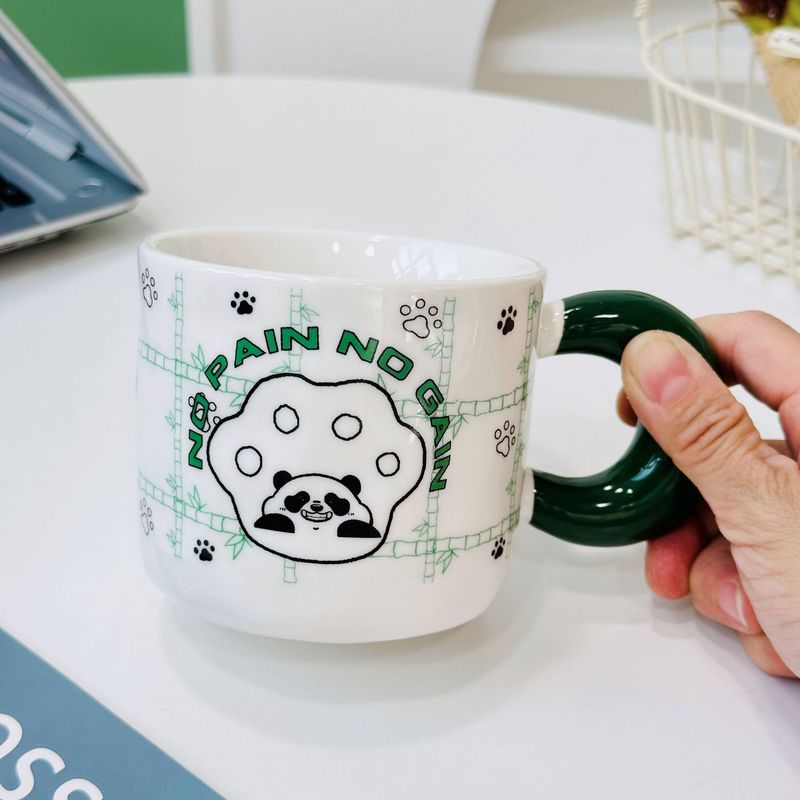 漫画の熊の浮き彫りの陶磁器の杯は1杯のかわいい女子学生の事務を持って水のマグカップの高温の贈り物の杯を飲みます。|undefined