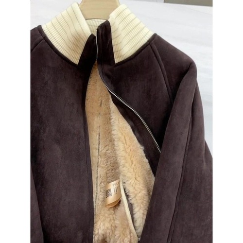 A stylish and versatile small Shearling coat with a retro American vibe, perfect for commuting. It's beautifully designed, features a deep coffee color, and makes you look slim and chic. The price is $168.3.