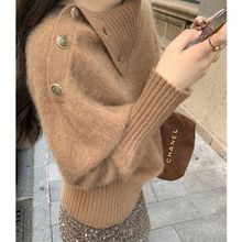 2025冬季设计感高领斜肩特别纽扣百搭上衣温柔时尚套头毛绒毛衣女