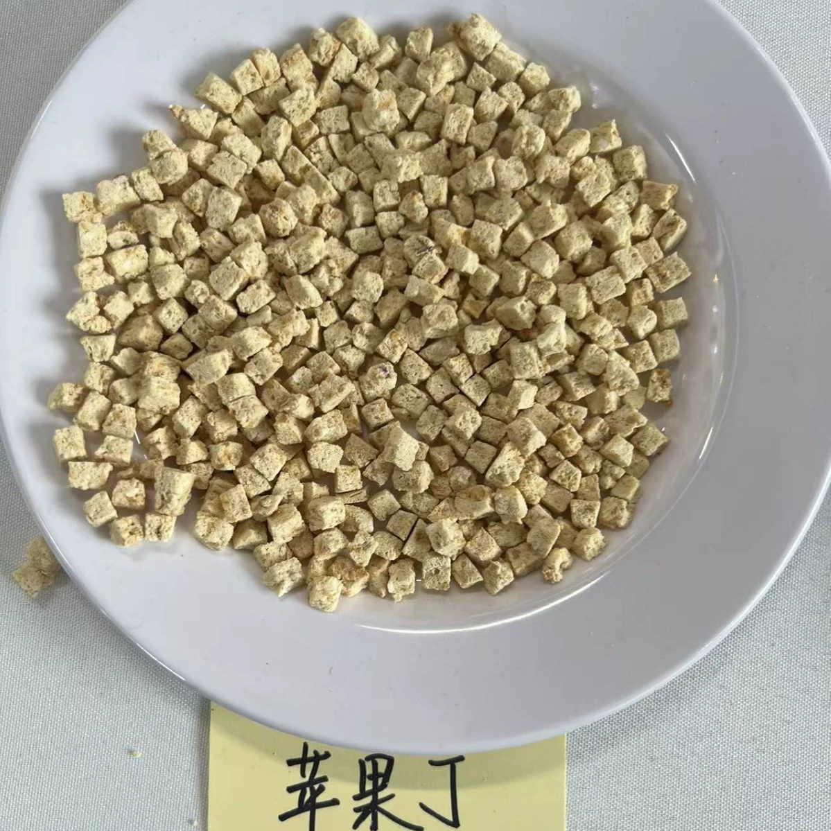 Лиофилизированные закуски для попугаев, фруктовый состав, кусочки лиофилизированного яблока, клюква, клубника, киви, кубики груши, добавки из бананов.