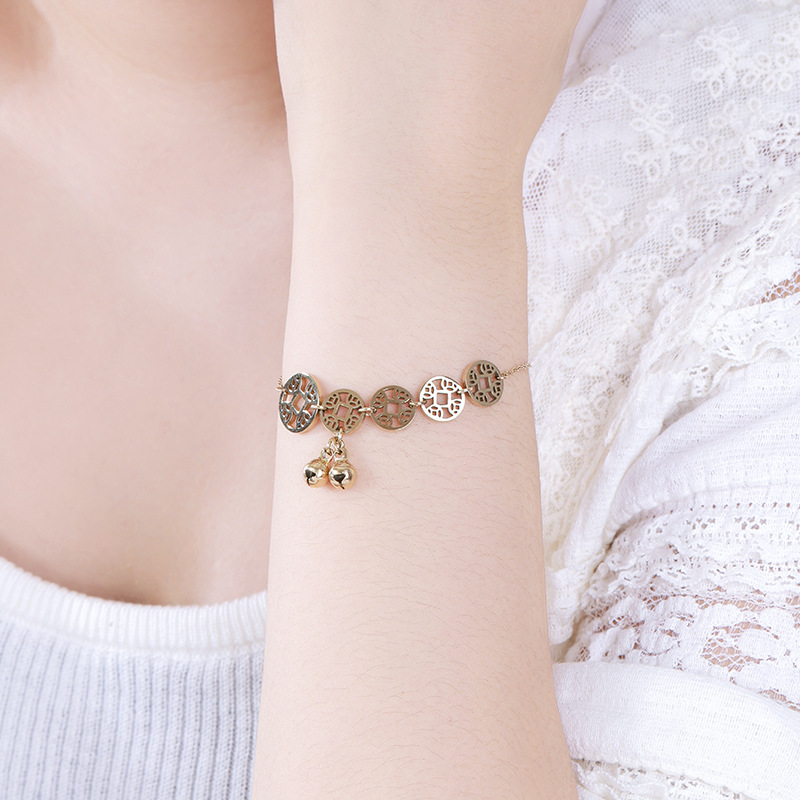 Xuping acero inoxidable chapado 14k color simple retro nicho sentido de diseño de monedas de bronce campanas de moda personalidad pulsera de tobillas mujeres