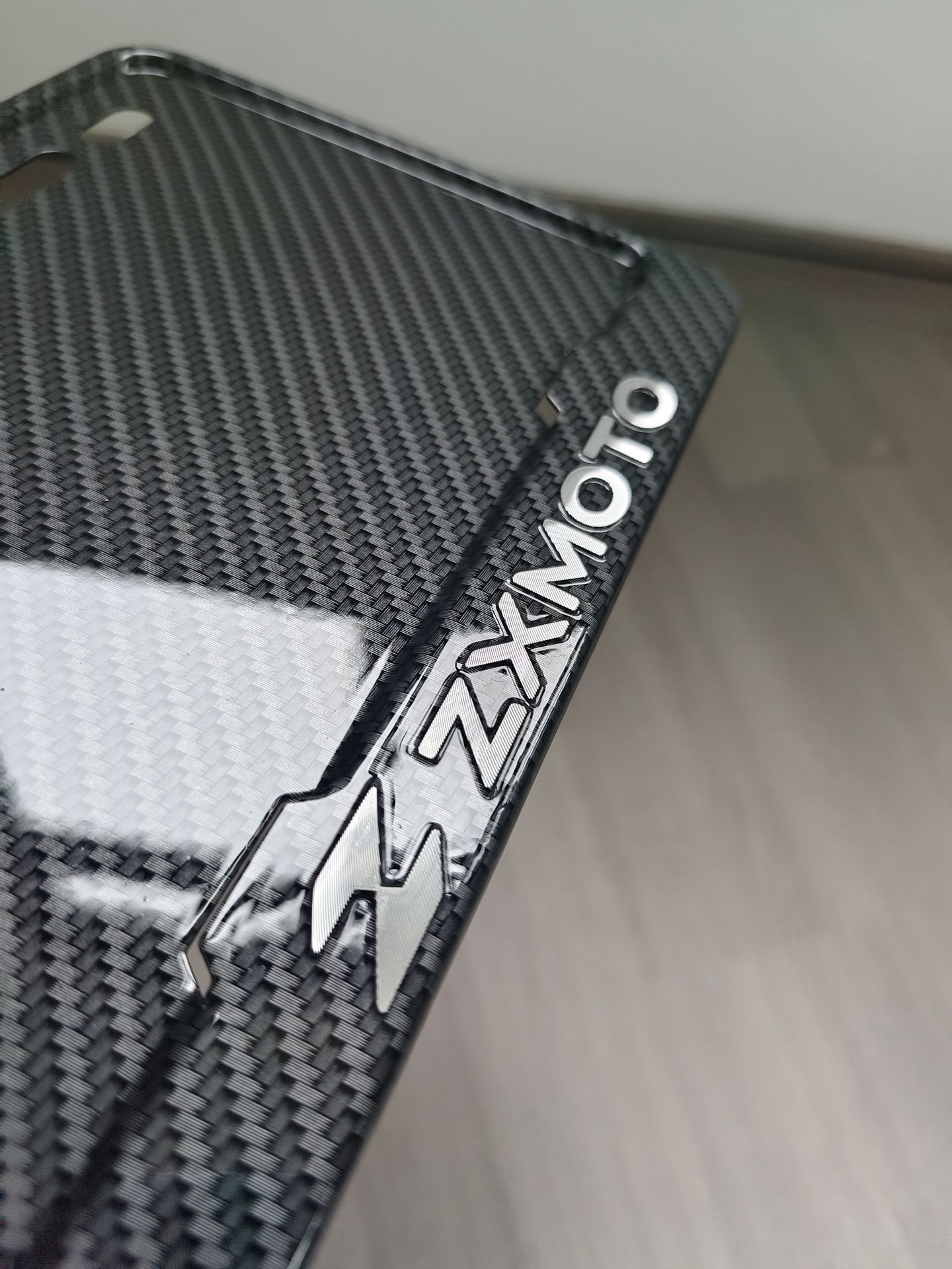 Domestic Motorcycle Aluminum Alloy License Plate Frame with Imitation Carbon Fiber Texture and Three-Dimensional License Plate Holder