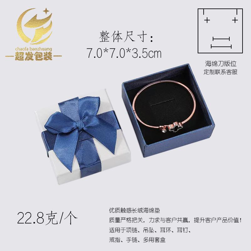 파란색 배경이있는 흰색 커버