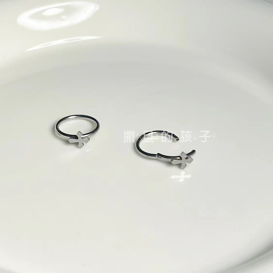 16G labret stud size and finish detail