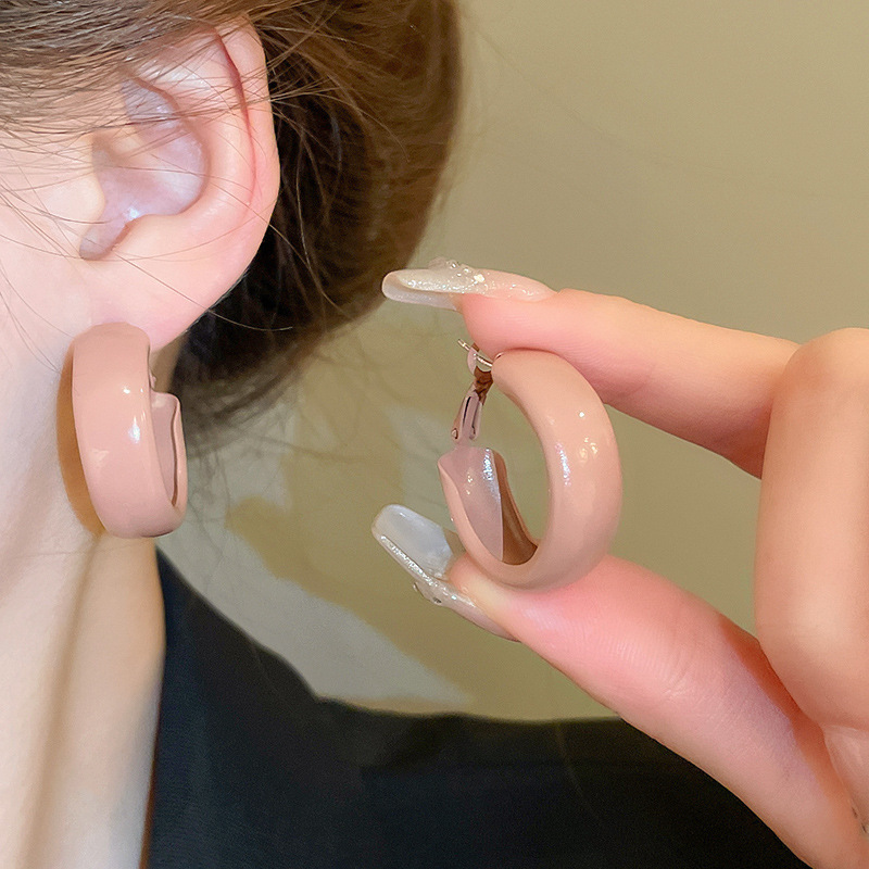 Pendientes redondos con aguja de plata retro estilo de Hong Kong goteo de aceite Pendientes de temperamento de nicho Pendientes de sentido avanzado femenino de verano ligero de moda