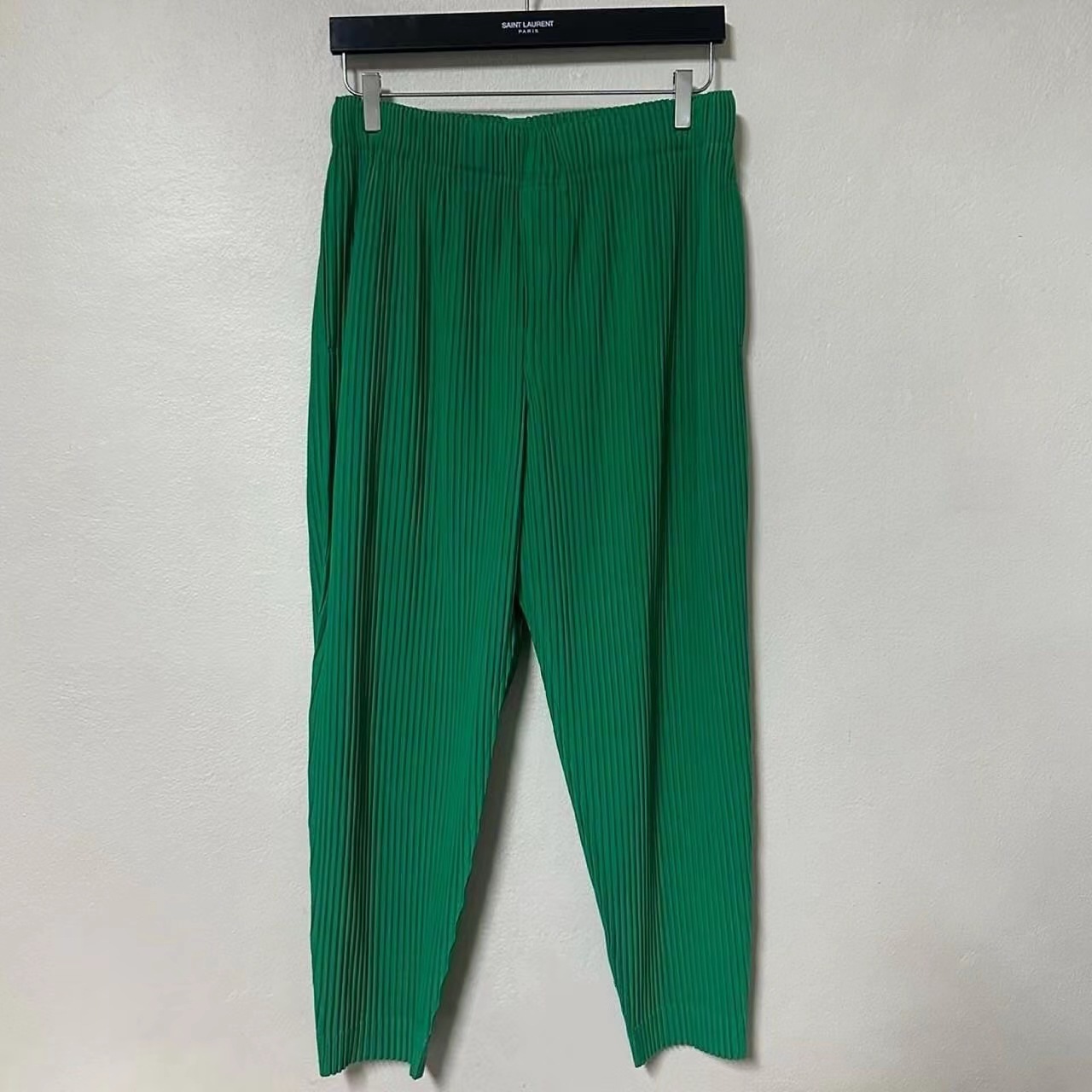Pantalones plisados ​​para hombre estilo Miyake, pantalones cortos holgados informales de estilo zanahoria elásticos y fluidos de verano, pantalones cortos adelgazantes JF149