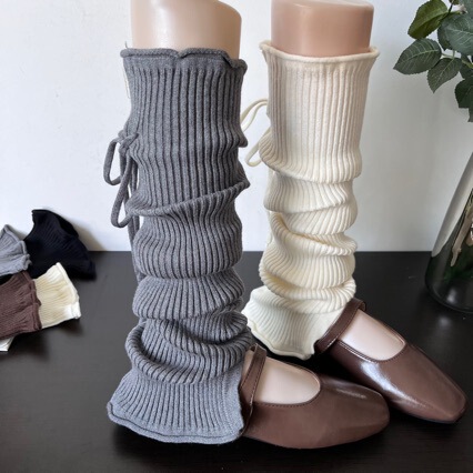 Gray wide-leg knitted leg warmers with heel straps, fashionable and casual style for women, autumn and winter, retro off-white lace trim Gray wide-leg knitted leg warmers with heel straps, fashionable and casual style for women, autumn and winter, retro off-white lace trim