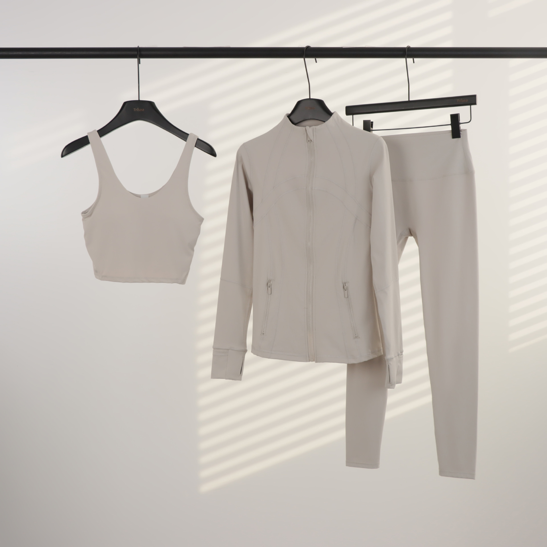 Conjunto de yoga LULU de tres piezas: chaqueta, camiseta sin mangas con cuello en U y leggings de cintura alta para mujer.
