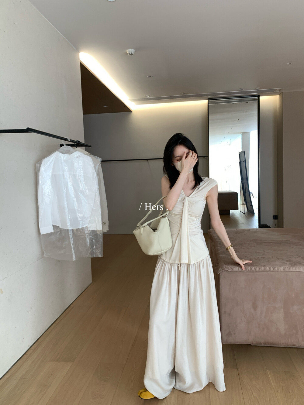 Áo thun nữ cổ V xếp ly tay ngắn thiết kế dây buộc — màu đen, màu mơ chi tiết 13