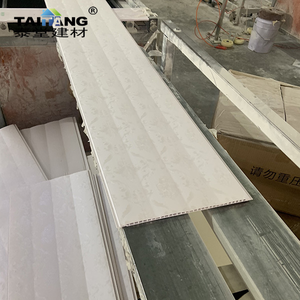 Exportación al por mayor 250MM * 8.5MM revestimiento de grano de madera PVC techo de plástico refuerzo decoración de interiores panel de pared