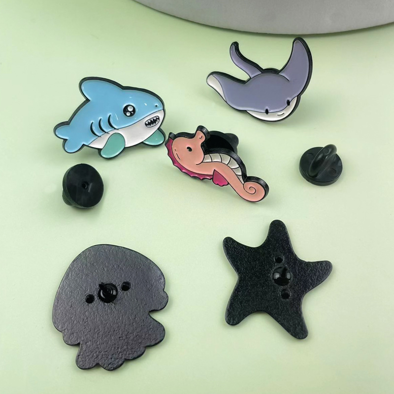 Broche de vida marina de dibujos animados, accesorios de ropa de estilo lindo, insignias, bolsos decorativos de ins transfronterizos, insignias de metal