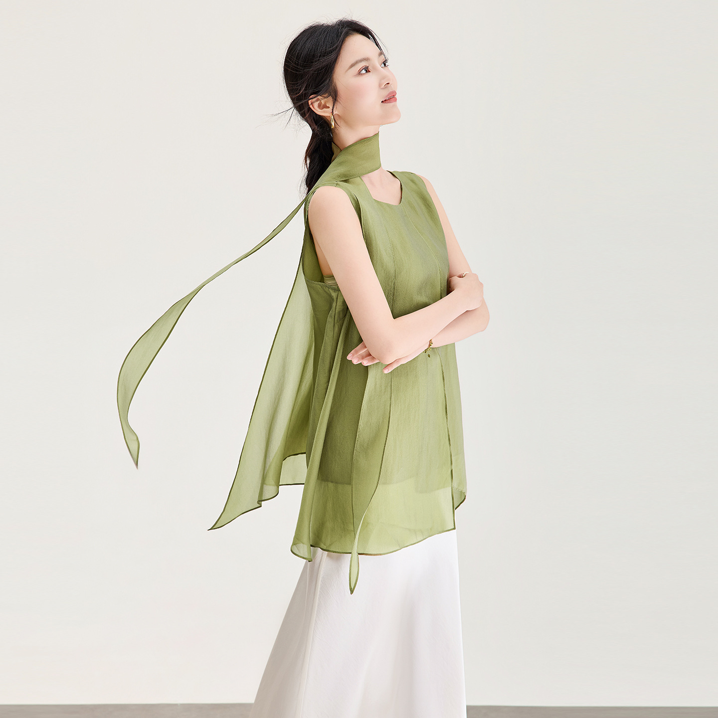 Áo hai dây nữ chất liệu satin phối dải ruy băng và tà bất đối xứng — xanh lá cây