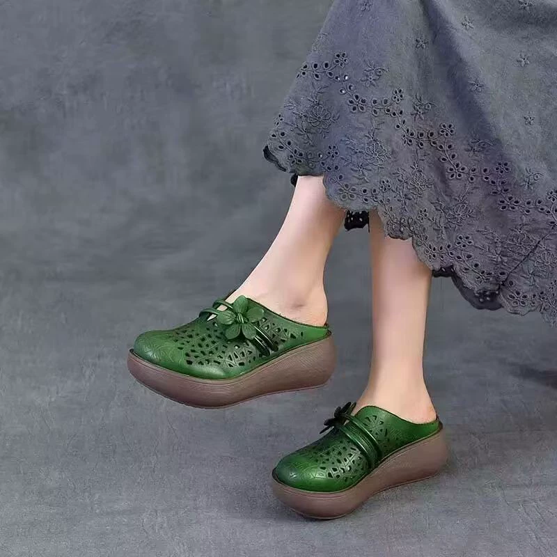 Летние мягкие кожаные полусабо в ретро стиле для женщин, новинка 2025 года, на толстой подошве, с цветочным принтом, закрытый носок, для улицы.