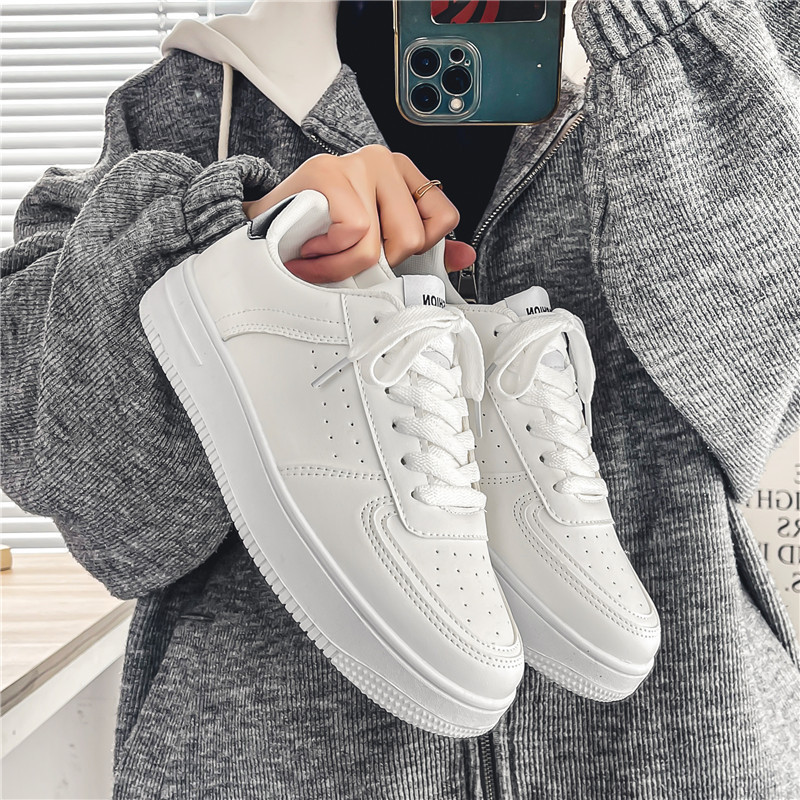 Zapatos de skate para hombres primavera 2026 nuevos zapatos de red deportivos casuales transpirables tendencia juvenil universal color sólido zapatos blancos para hombres