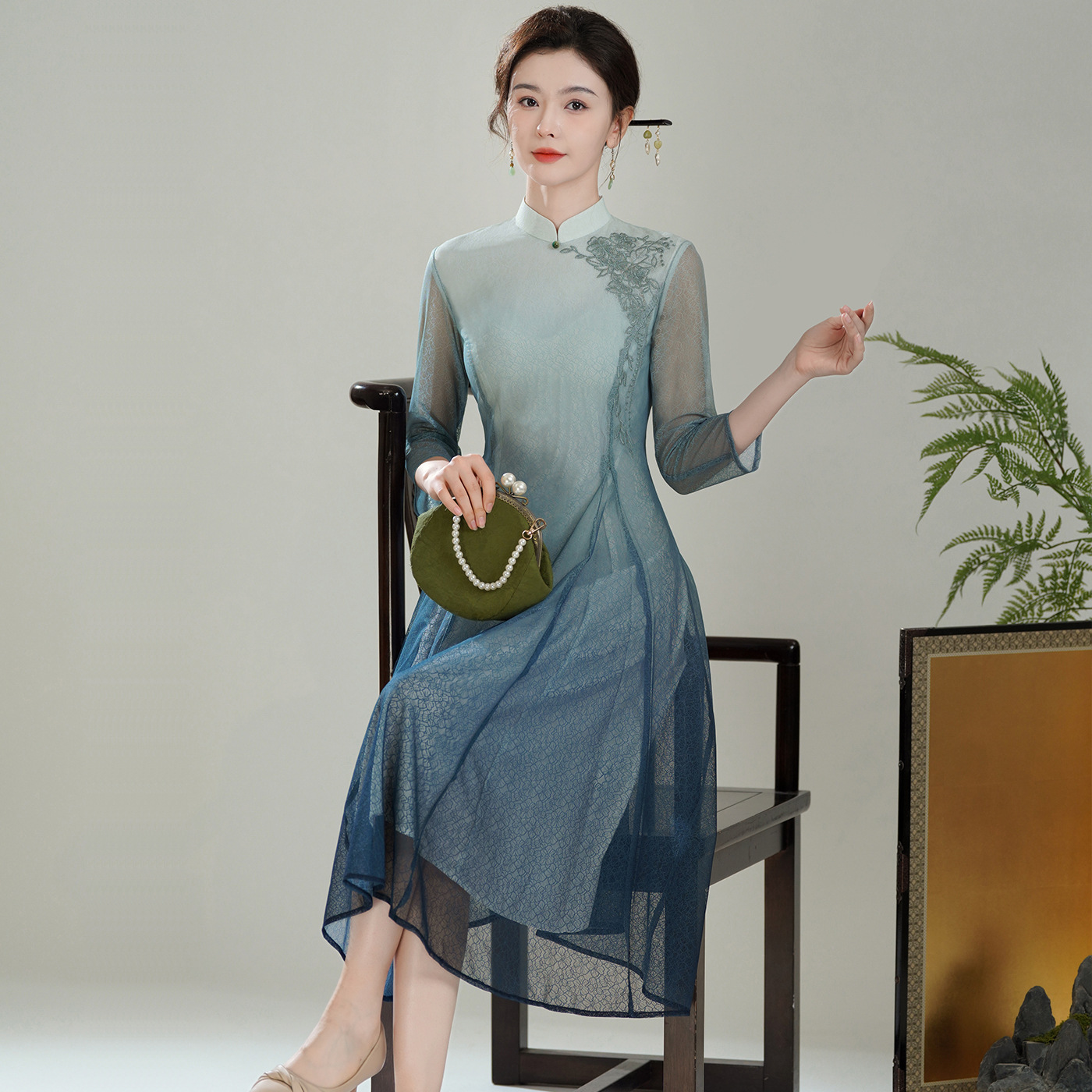 秀观唐花青2025夏秋装刺绣改良新中式国风日常中袖修身旗袍连衣裙