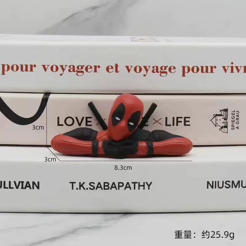 Трансграничные украшения модели Дэдпула, лежащая военная полиция, офисные фигурки ручной работы, держащие плакаты, смотрящие назад, автомобильные аксессуары в стиле аниме.