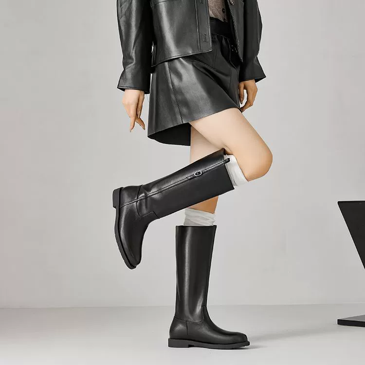 Гигантские тонкие маленькие толстые черные женские ботинки