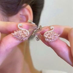 銅合金ジルコンイヤリング、軽くて豪華で絶妙な超スパークリングジルコニウム白鳥ニッチライト高級イヤリング、ハイエンドイヤリング