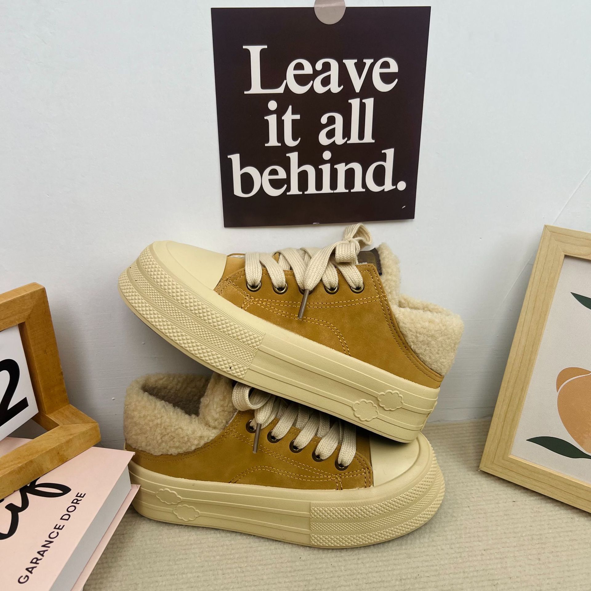 Zapatos blancos de paso con forro polar de invierno para mujeres 2023 nuevos zapatos de lona cálidos bajos para mujeres estilo coreano zapatos de algodón Harajuku de todo fósforo
