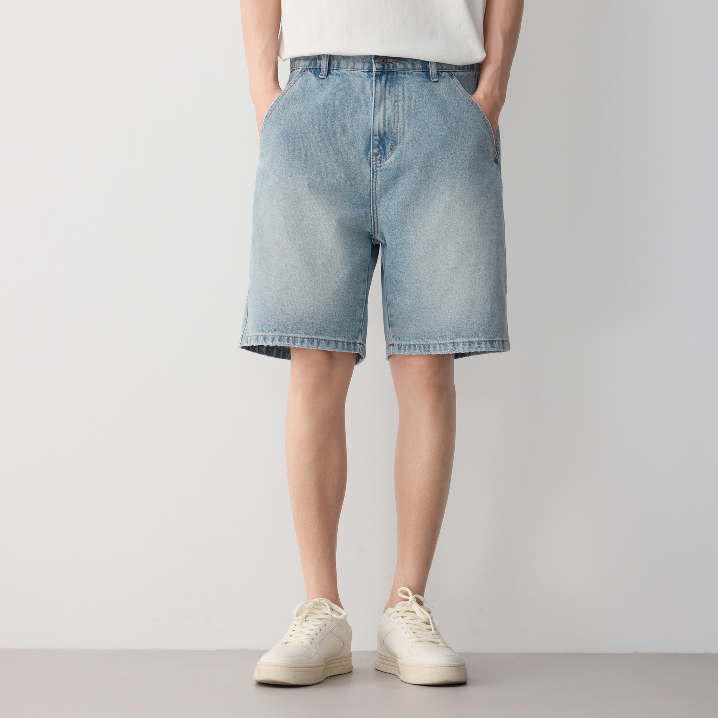 Quần short jean nam phong cách công sở thông minh, chất vải mài mòn — màu xanh nhạt