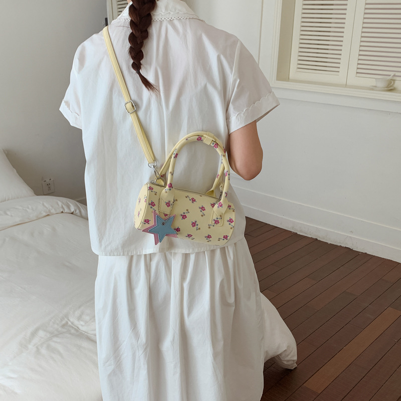 Moda nueva pequeña flor de mujer 2026 nueva bolsa de almohada de viaje mochila de hombro bolso bajo la axila de nicho