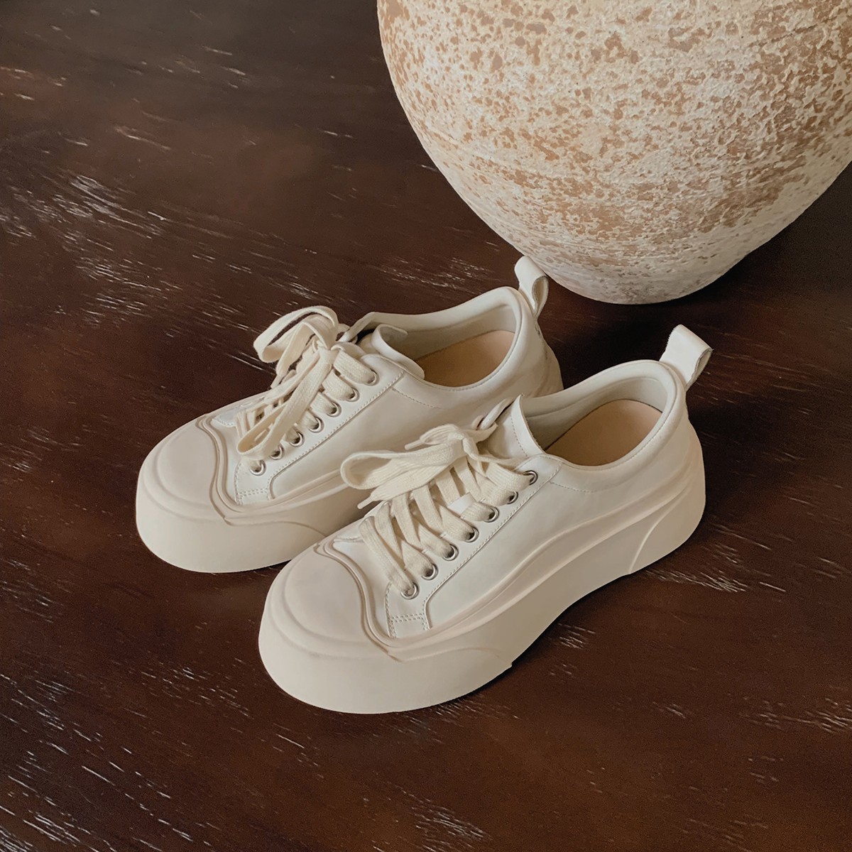 Versión de cuero de vaca ~ Grape Madre con el mismo estilo de zapatos de skate casuales de cabeza redonda para aumentar la altura de la base para hacer viejos zapatos blancos para mujeres