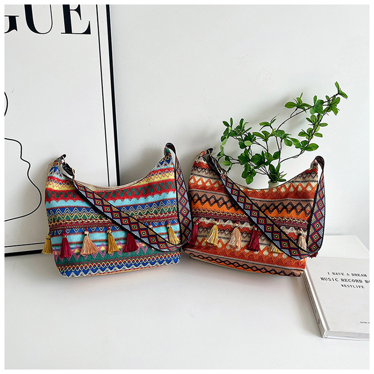 Large-capacity tote bag 2025 Summer new style trendy, simple and casual women's single-shoulder bag, artistic Chinese-style tassel bag undefined