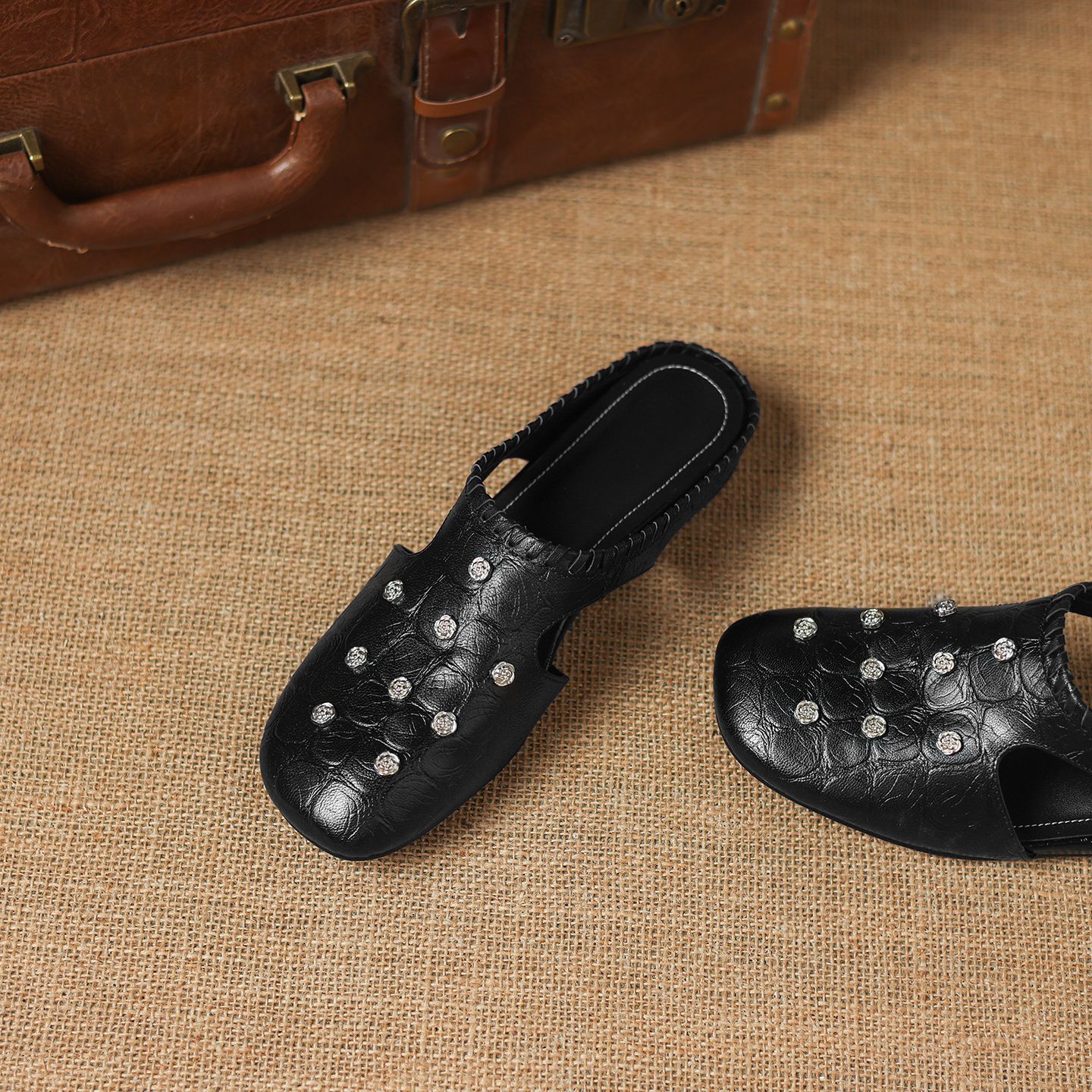 Sandal nữ hở mũi gót thấp da cừu vân đá, hoa đính mũi — đen